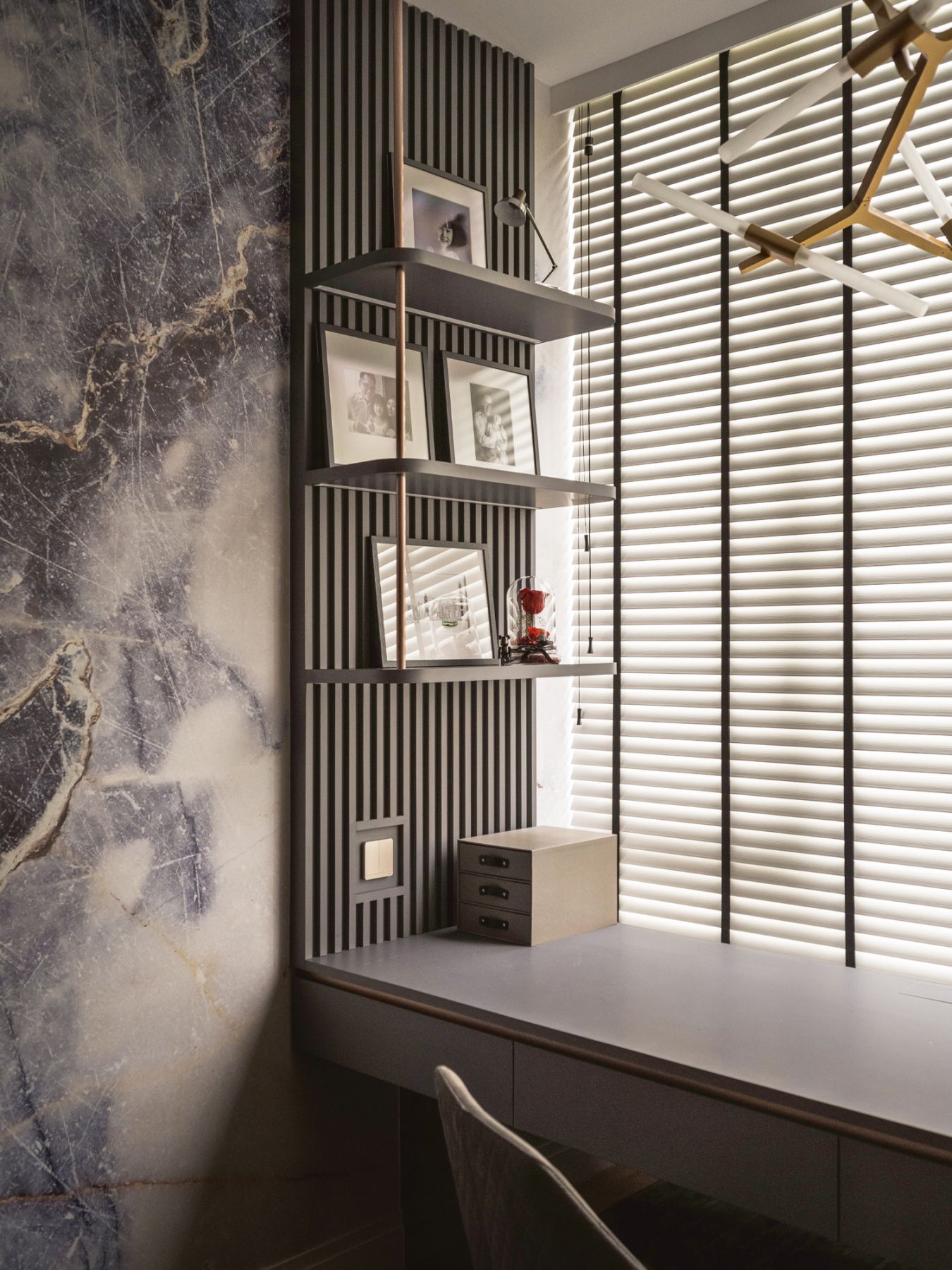 A stone feature wall with dramatic veining holds court in the study