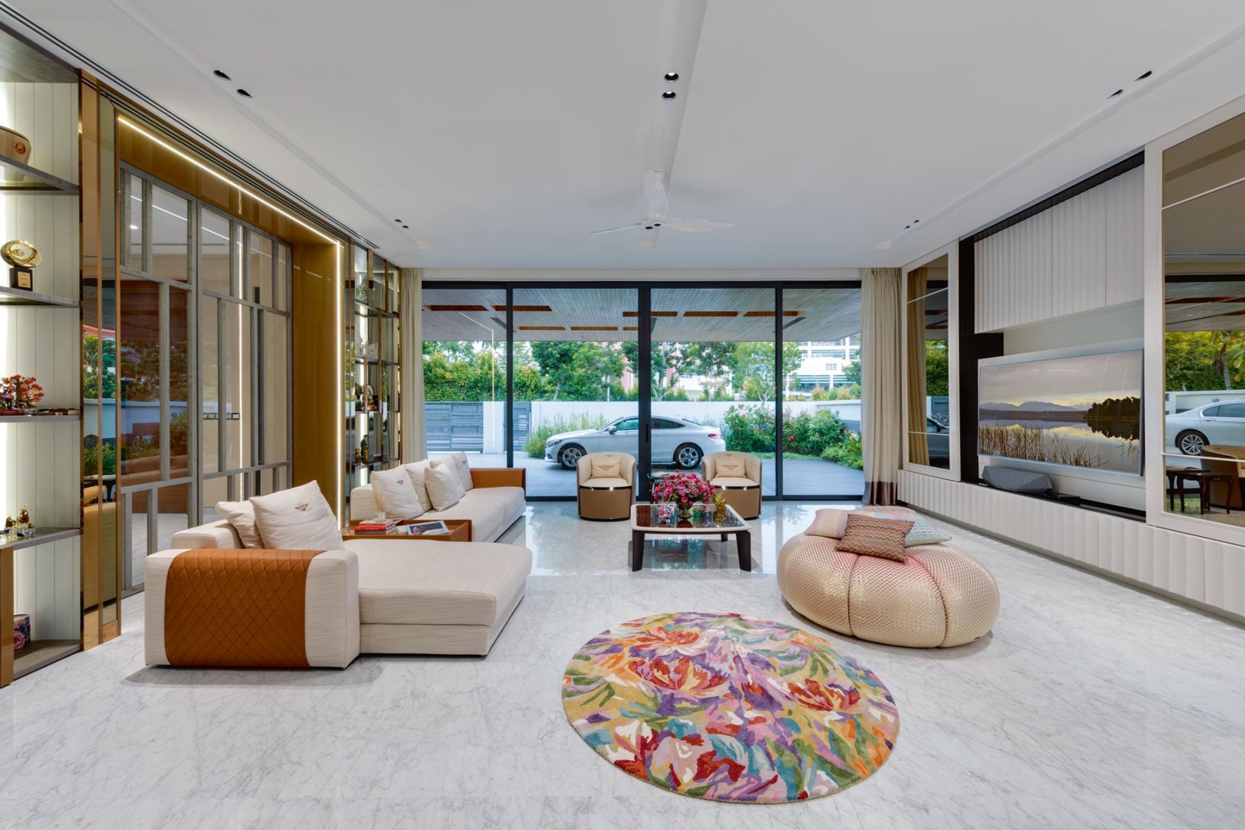 An earthy palette and a luxurious mix of materials contribute to the living area’s classic look