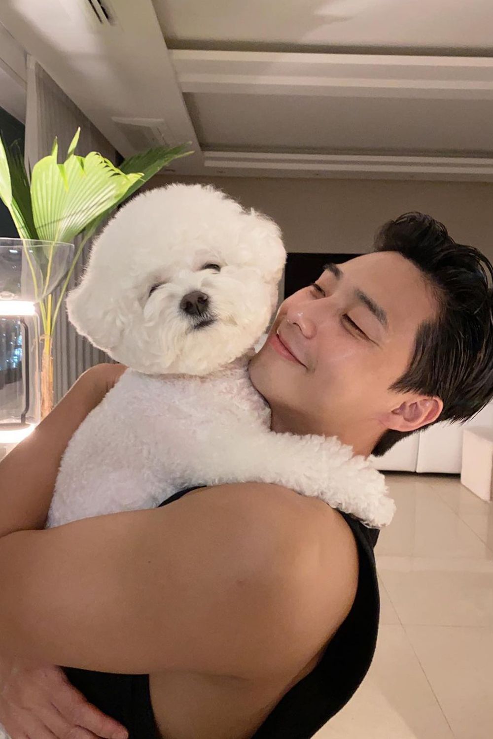 Korean actor Park Seo-Joon has the Flos Noctambule floor lamp in his living room (Image: Park Seo-Joon/@bn_sj2013)