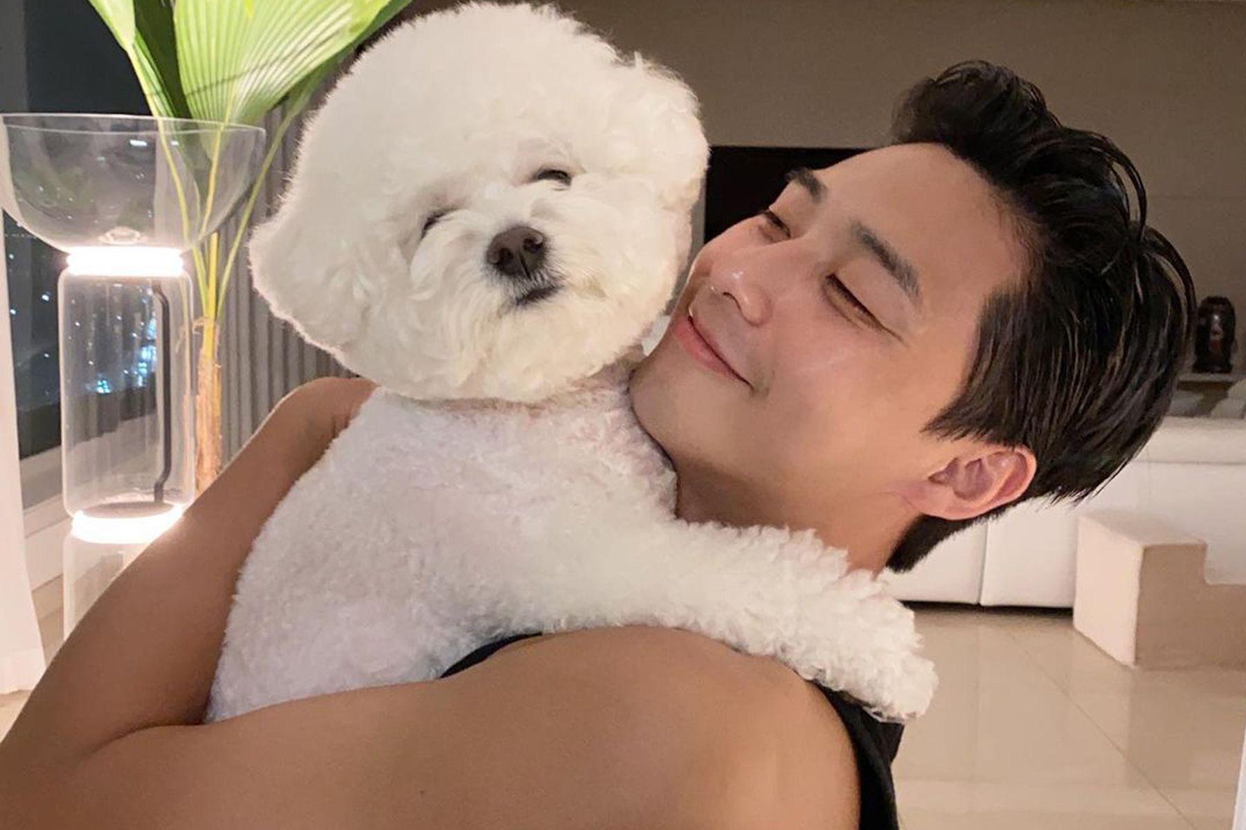 Korean actor Park Seo-Joon has the Flos Noctambule floor lamp in his living room (Image: Park Seo-Joon/@bn_sj2013)