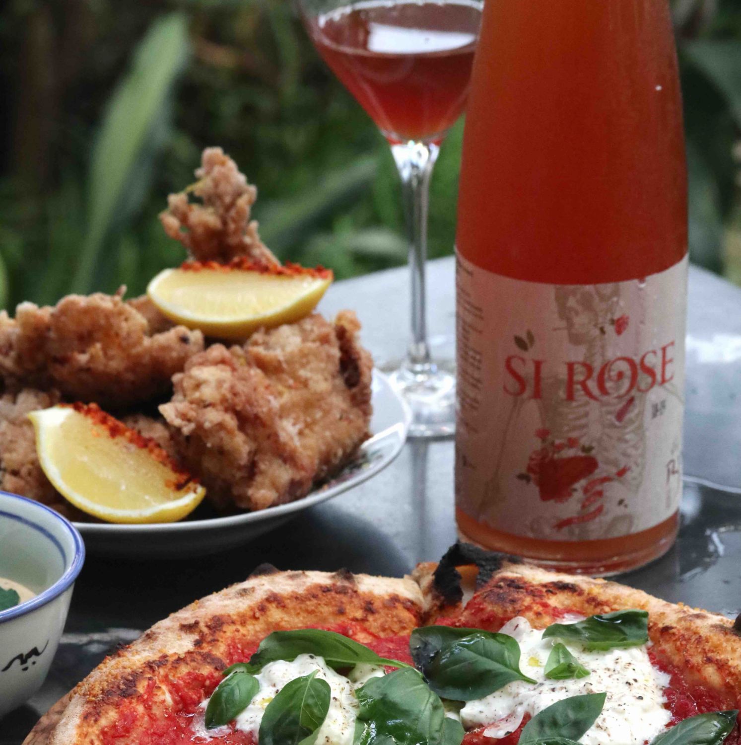 Si Rose orange wine served with Drunken Farmer's chicken karaage (Photo: Drunken Farmer)