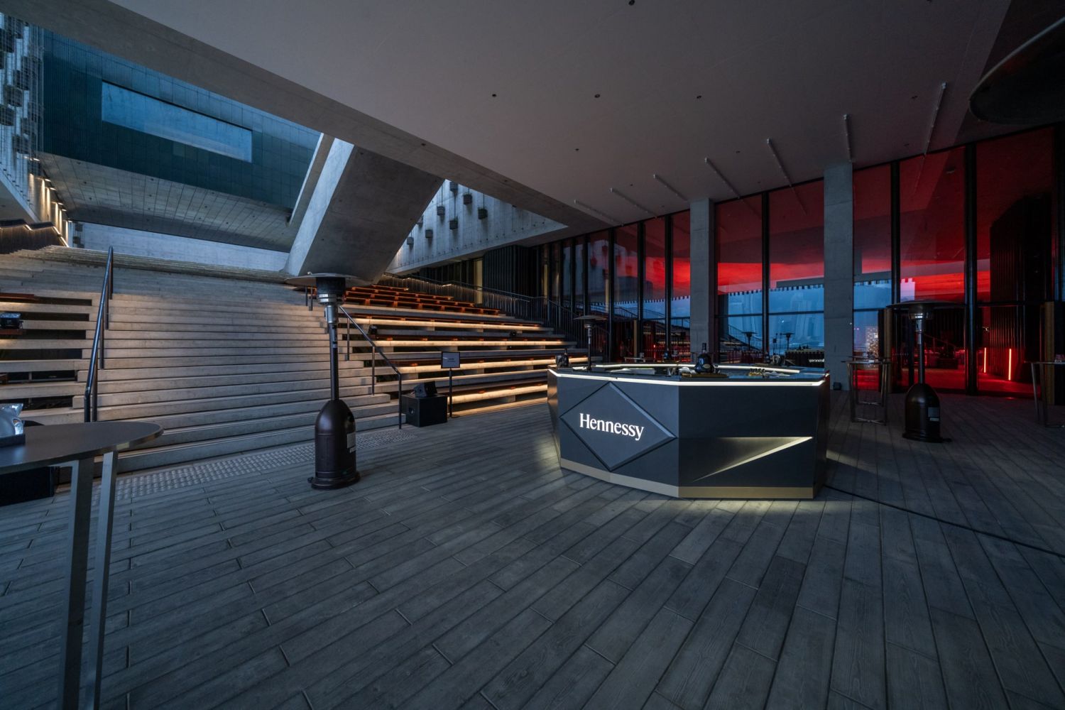 Hennessy's custom-built bar served guests as they admired the Hong Kong skyline (Photo: Gary Li)
