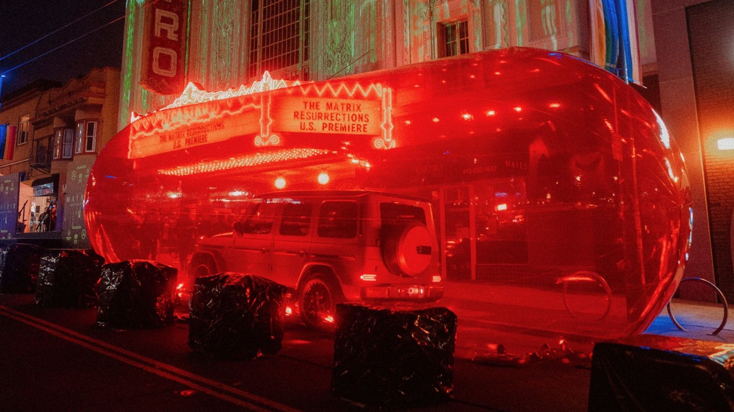 G-Klasse x Matrix-Film, Warner Bros. Pictures, Village Roadshow Pictures and Venus Castina Productionsâ âTHE MATRIX RESURRECTIONS,â a Warner Bros. Pictures release;Mercedes-AMG G 63 (Kraftstoffverbrauch kombiniert: 14,4 l/100 km | CO2-Emissionen kombiniert: 330 g/km)*G-Class x Matrix-Film, Warner Bros. Pictures, Village Roadshow Pictures and Venus Castina Productionsâ âTHE MATRIX RESURRECTIONS,â a Warner Bros. Pictures release;Mercedes-AMG G 63 (combined fuel consumption: 14.4 l/100 km; combin