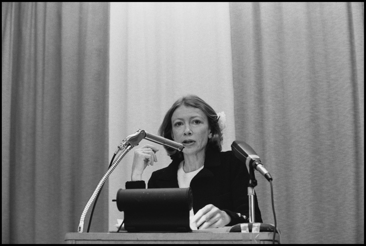 American author Joan Didion speaks at an unspecified event at the College of Marin, Kentfield, California, February 1977. (Photo by Janet Fries/Getty Images)