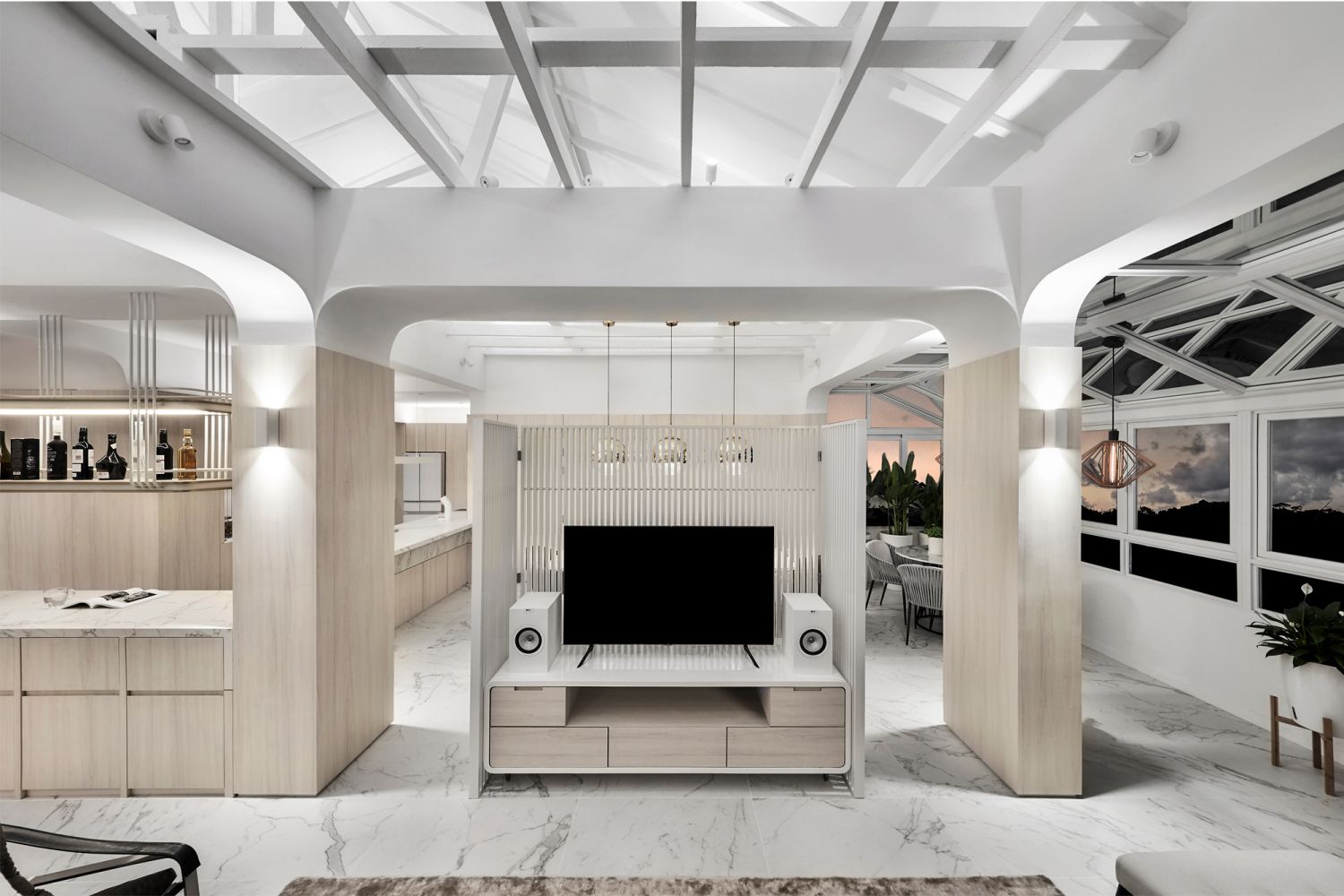 When dusk falls, the home is transformed and exudes warm minimalism under the different lighting conditions