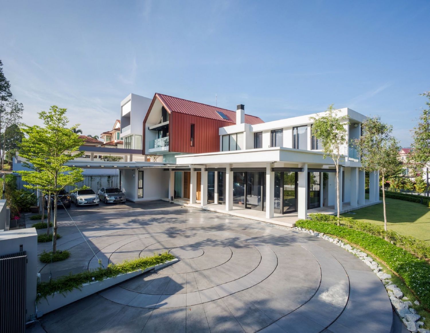 The floating barn structure makes a bold architectural statement