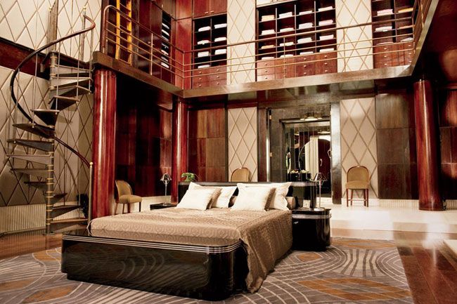 Gatsby's vast room in The Great Gatsby features his closet on the second level