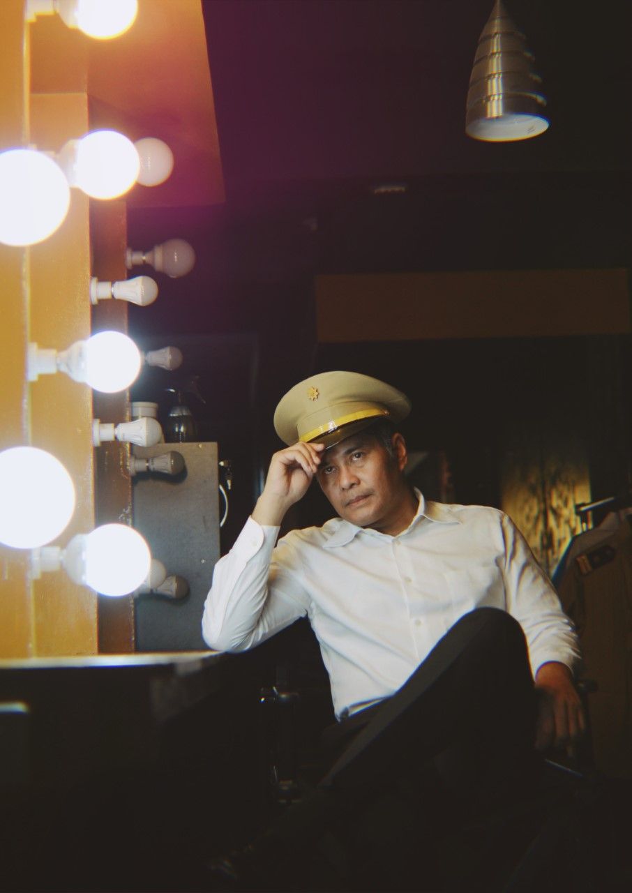 Award-winning actor John Arcilla poses with his 'Heneral Luna' cap (Photo: John Darrel Valdez)