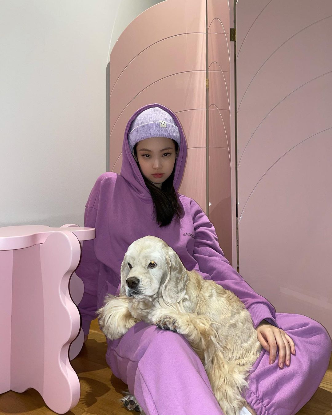 Pastel pink is a running theme within the singer's abode (Image: Jennie/@jennierubyjane)