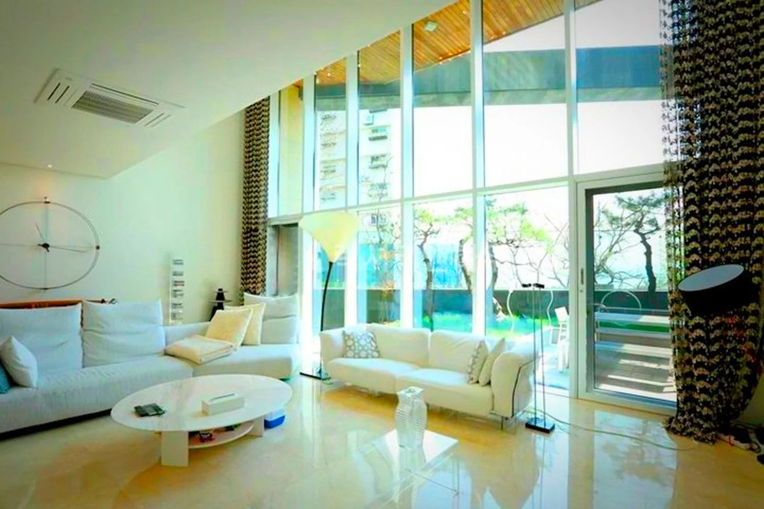 Kim's apartment features large windows where daylight streams in (Image: Naver)