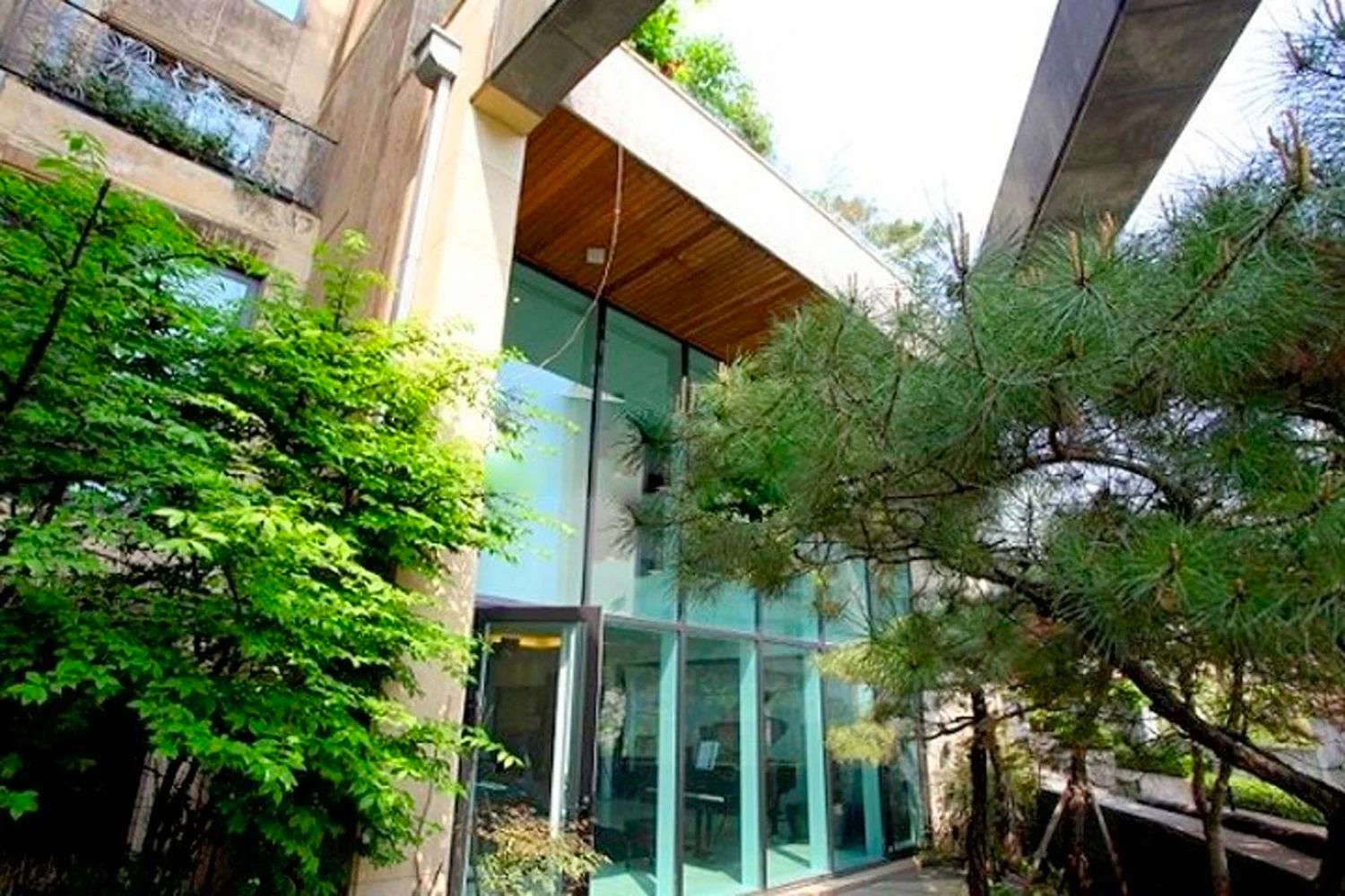 The private garden within Kim's apartment (Image: Naver)