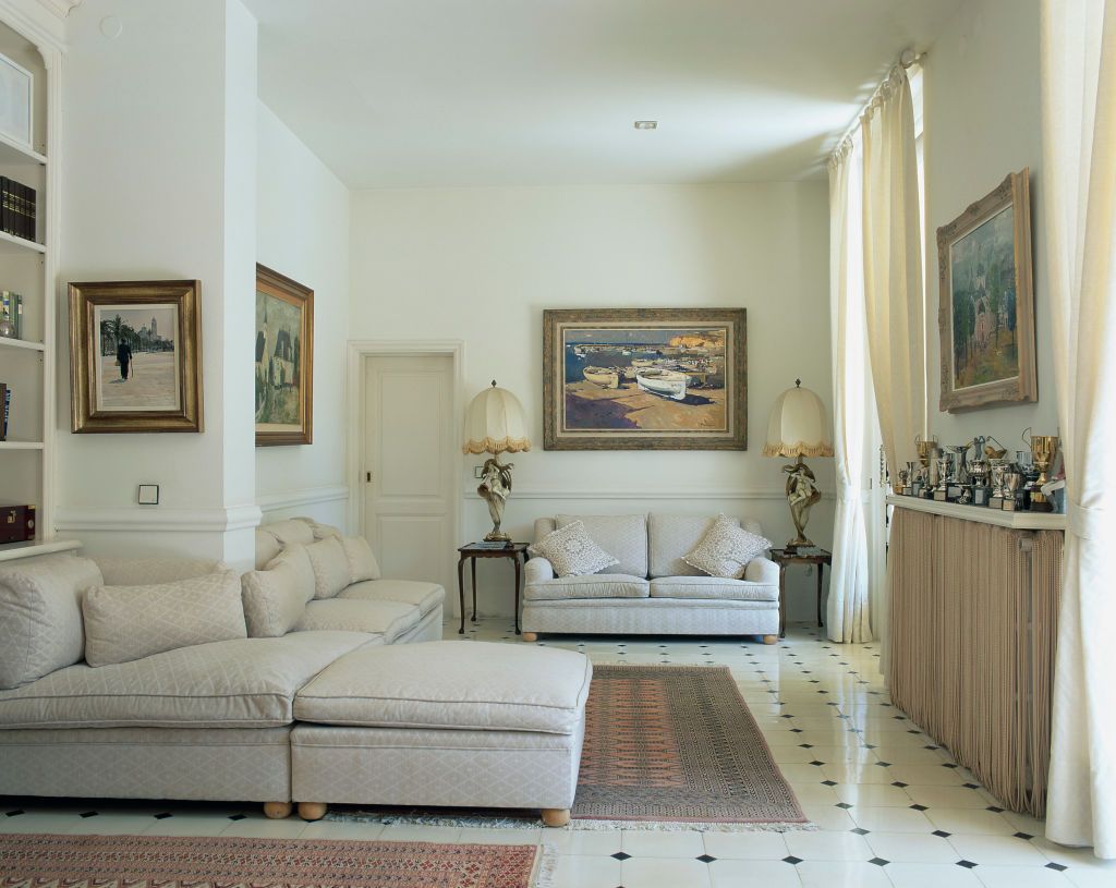 View of a living room with tiled flooring. (Photo by Quick Image/Construction Photography/Avalon/Getty Images)