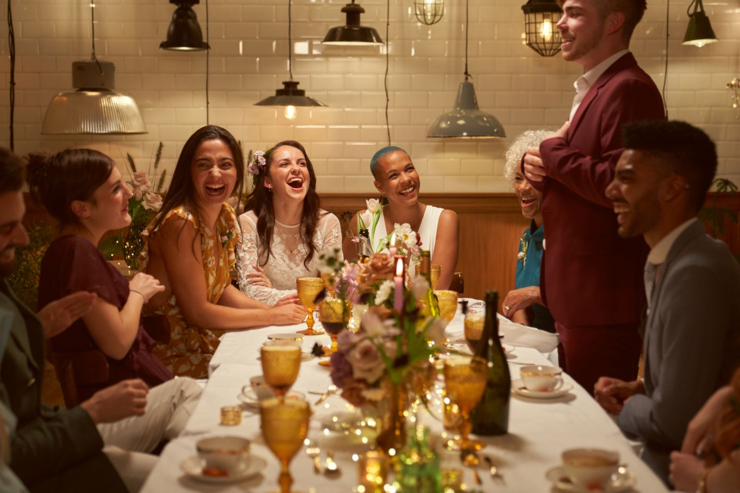 Two married girls having dinner party with their close friends as they listen to the best mans speech斷捨離方式:減少無意義社交和家人團聚