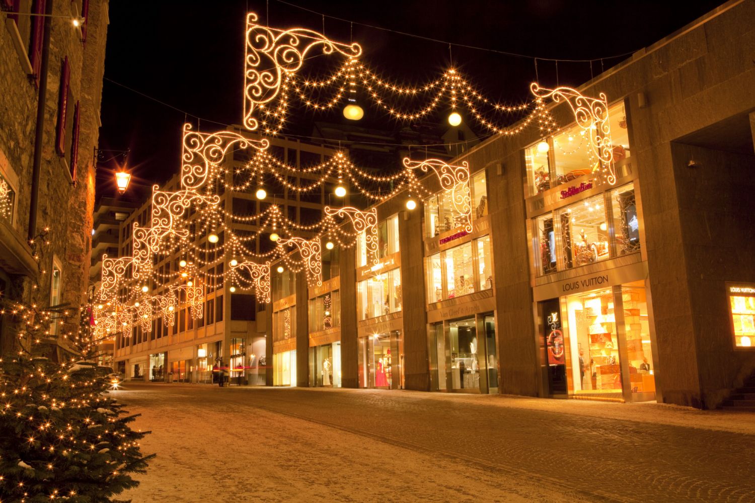 ENGADIN ST. MORITZ - Weihnachtlich beleuchtete Einkaufsstrasse Via Serlas in St. Moritz mit edlen Designerboutiquen.Christmas illuminations in the shopping street of Via Serlas in St. Moritz, with fine designer boutiques.Illuminazione natalizia in via Serlas, la via dello shopping di St. Moritz, con le sue raffinate boutique di design.Copyright by: ENGADIN St. Moritz By-line: swiss-image.ch/Christof Sonderegger