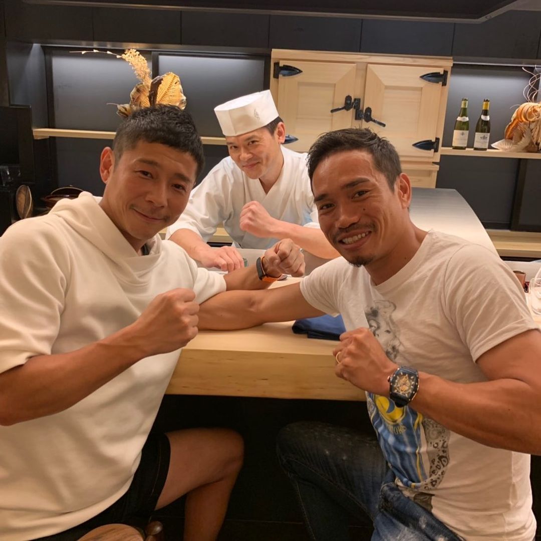 前澤友作非常喜歡和好友一起聚會曬錶。Photo via yusaku2020