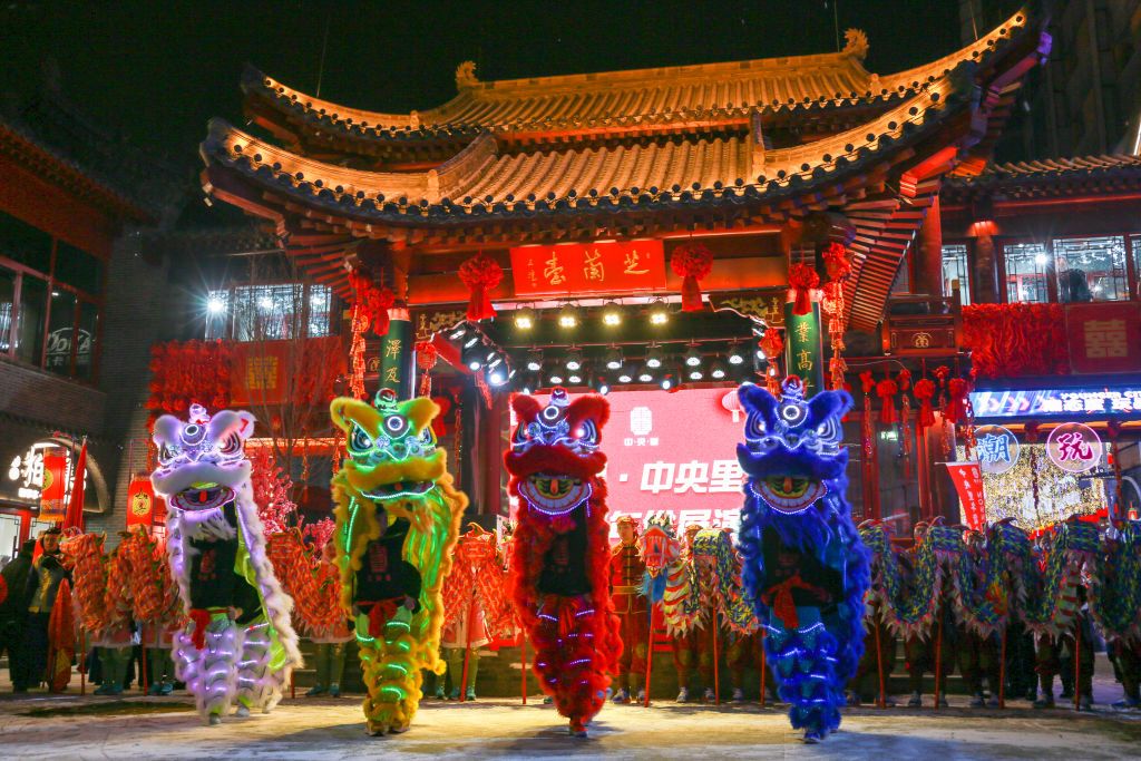 SHENYANG, CHINA - JANUARY 01: People watch lion dance on the street on New Year's Day on January 1, 2022 in Shenyang, Liaoning Province of China. (Photo by Wang Ruizhong/VCG via Getty Images)