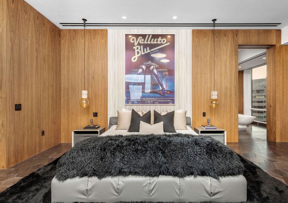 The warm wooden finishes in the bedroom offer a cosy sense of warmth