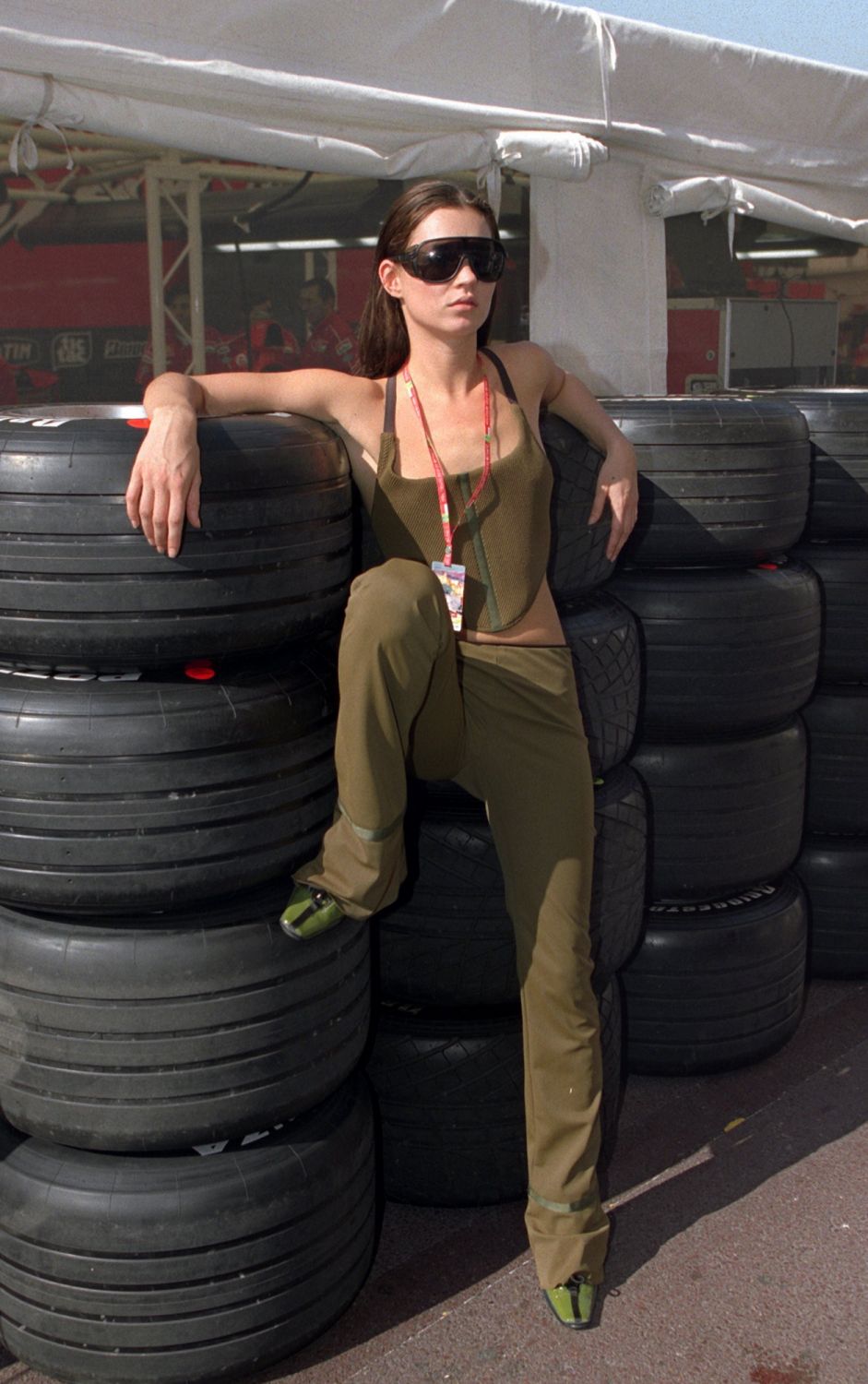 Das britische Supermodel Kate Moss posiert am 16.5.1999 an der Rennstrecke von Monte Carlo. Viele Prominente waren zum Formel-1-Rennen in die monegassische Stadt gekommen. 100000 Zuschauer genossen am Rande des 3,367 km langen Stadtkurs an der Cote d'Azur die Stimmung live, Millionen verfolgten das Rennen am Bildschirm.      (Photo by Kay Nietfeld/picture alliance via Getty Images)