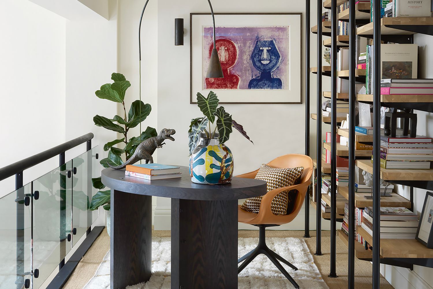 The cosy mezzanine study features a bespoke desk by Natalia Miyar Atelier, a chair from Kristalia, an Anthropologie rug, a hanging light from The New Craftsmen, a vase by Venezuelan artist Reinaldo Sanguino, and a lithograph on the wall gifted to Miyar by her father