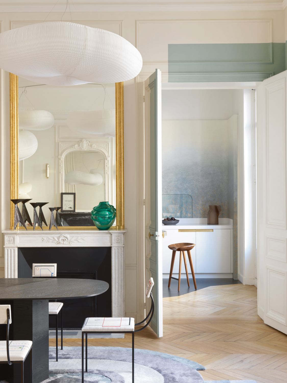 A green vase on the mantelpiece draws the gaze amid its neutral surroundings