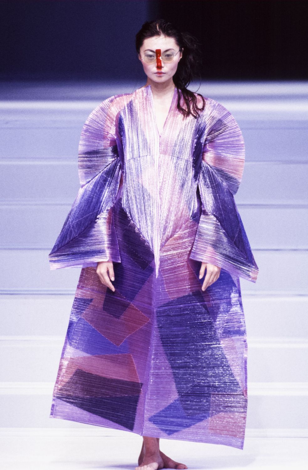 Le top model Irina Pantaeva lors du défilé Issey Miyake, collection Prêt-à -Porter Printemps-Eté 1995 en octobre 1994 à Paris, France. (Photo by Alexis DUCLOS/Gamma-Rapho via Getty Images)