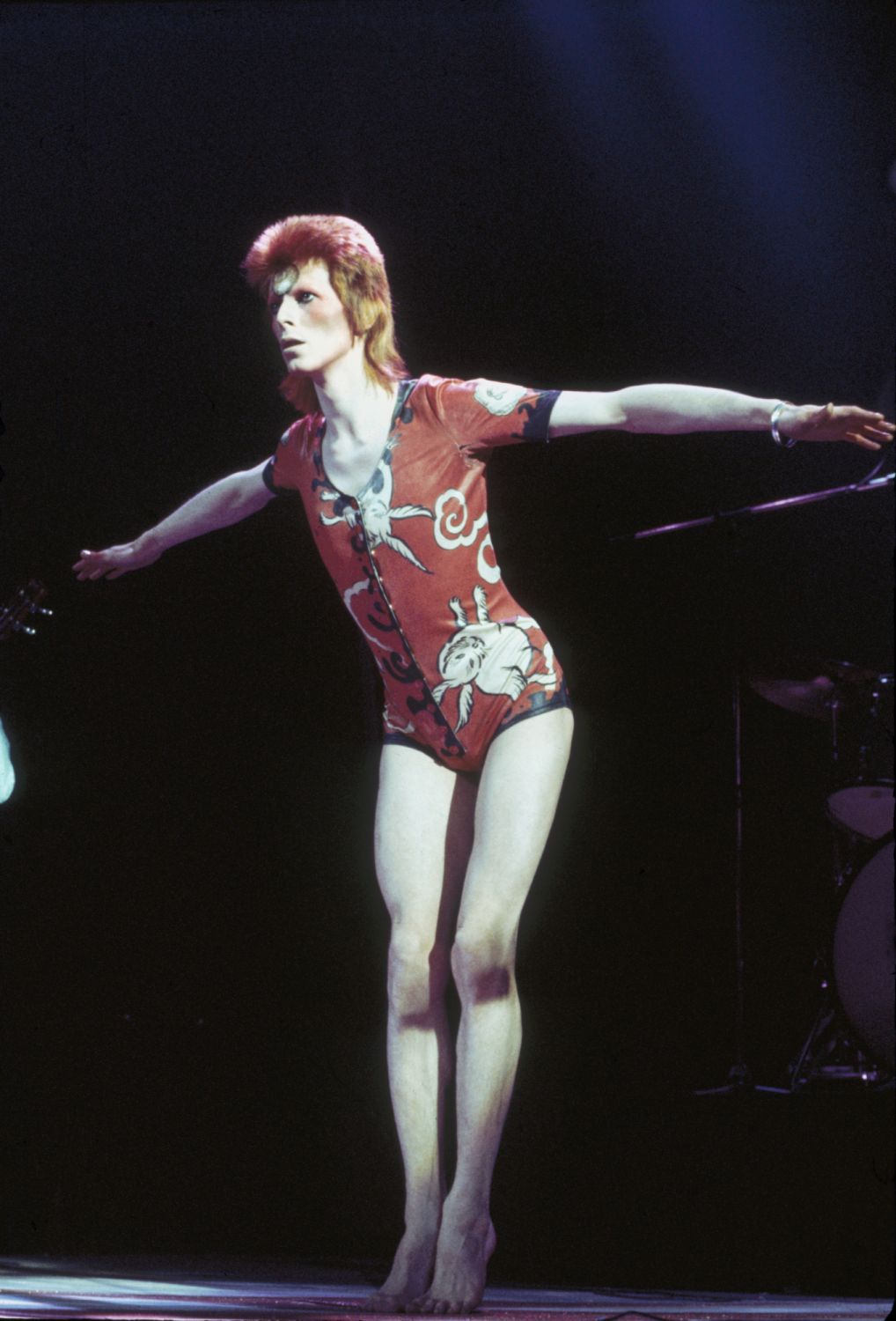 David Bowie performing as Ziggy Stardust, in his 'woodland creatures' costume designed by Kansai Yamamoto, at the Hammersmith Odeon, 1973. (Photo by Debi Doss/Hulton Archive/Getty Images)