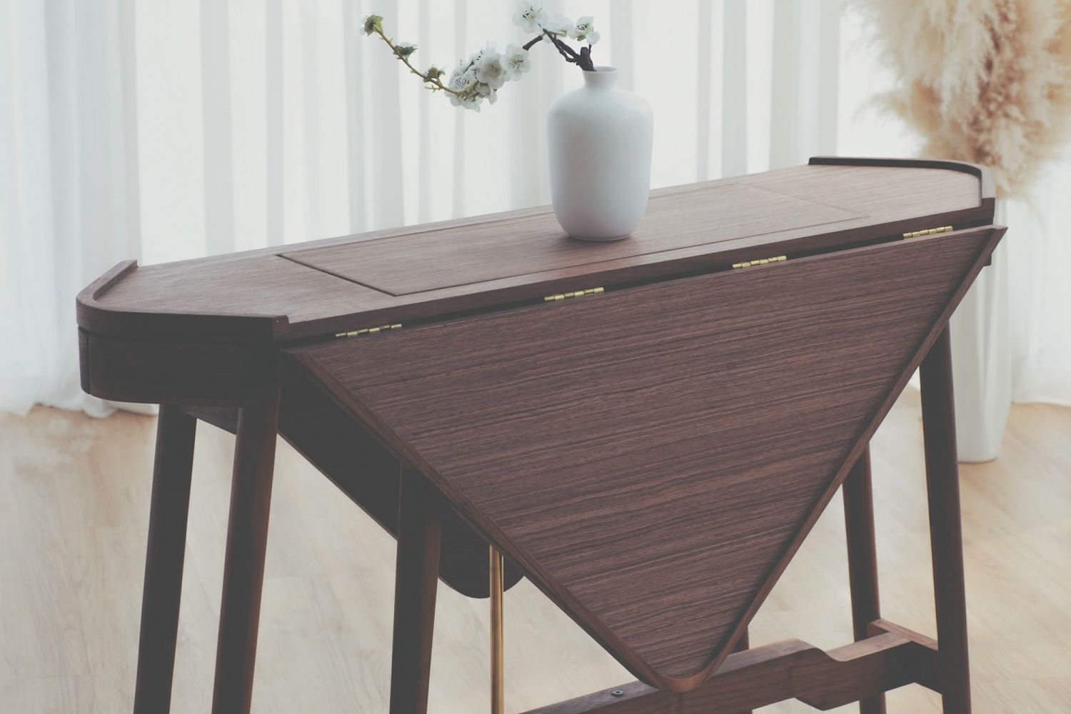 The Xuan table can be folded into a console (Image: Scene Shang)