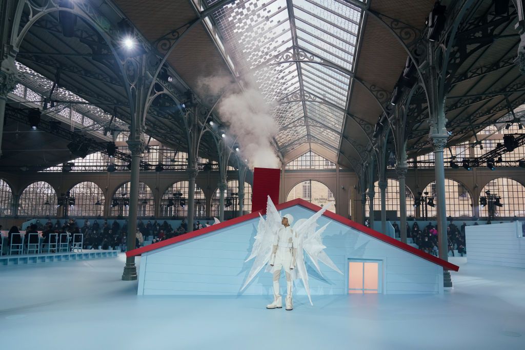 PARIS, FRANCE - JANUARY 20: (EDITORIAL USE ONLY - For Non-Editorial use please seek approval from Fashion House) A model walks the runway during the Louis Vuitton Menswear Fall/Winter 2022-2023 show as part of Paris Fashion Week on January 20, 2022 in Paris, France. (Photo by Francois Durand/Getty Images)