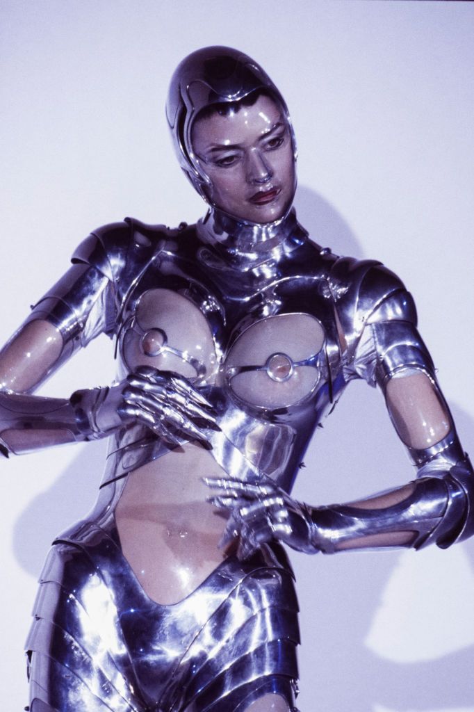 Défilé Thierry Mugler, Prêt-à -Porter, collection Automne-Hiver 1995-96 à Paris en mars 1995, France. (Photo by Alexis DUCLOS/Gamma-Rapho via Getty Images)