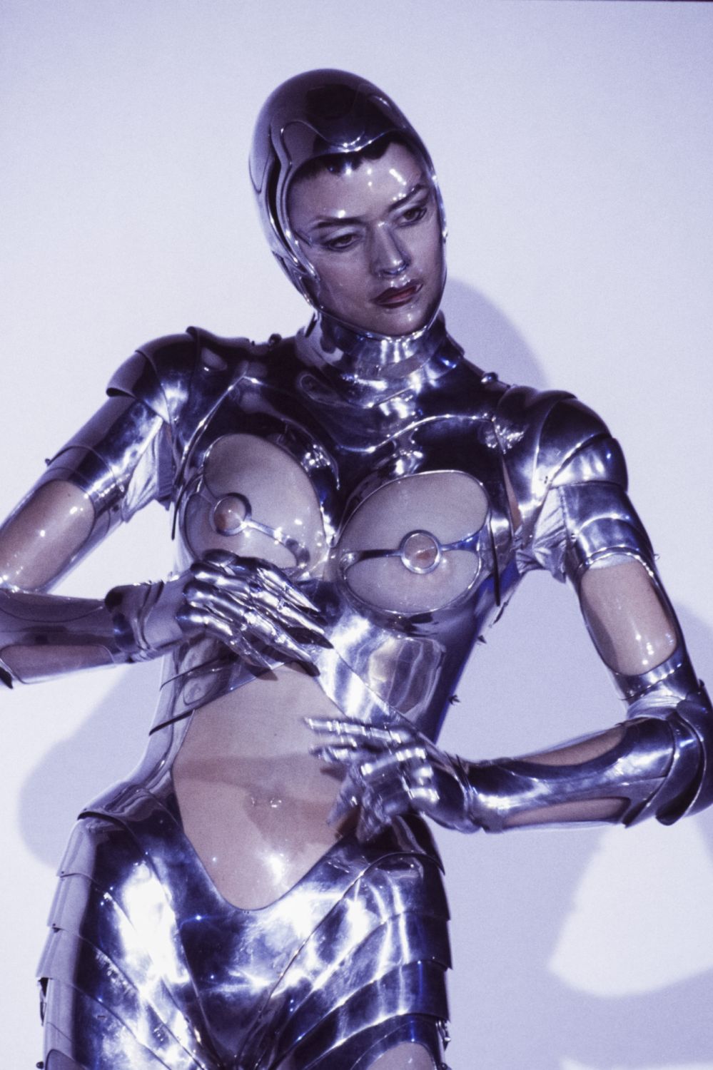 Défilé Thierry Mugler, Prêt-à -Porter, collection Automne-Hiver 1995-96 à Paris en mars 1995, France. (Photo by Alexis DUCLOS/Gamma-Rapho via Getty Images)