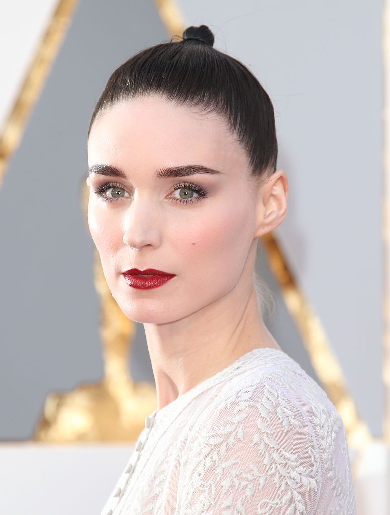 HOLLYWOOD, CA - FEBRUARY 28: Actress Rooney Mara attends the 88th Annual Academy Awards at Hollywood & Highland Center on February 28, 2016 in Hollywood, California. (Photo by Dan MacMedan/WireImage)