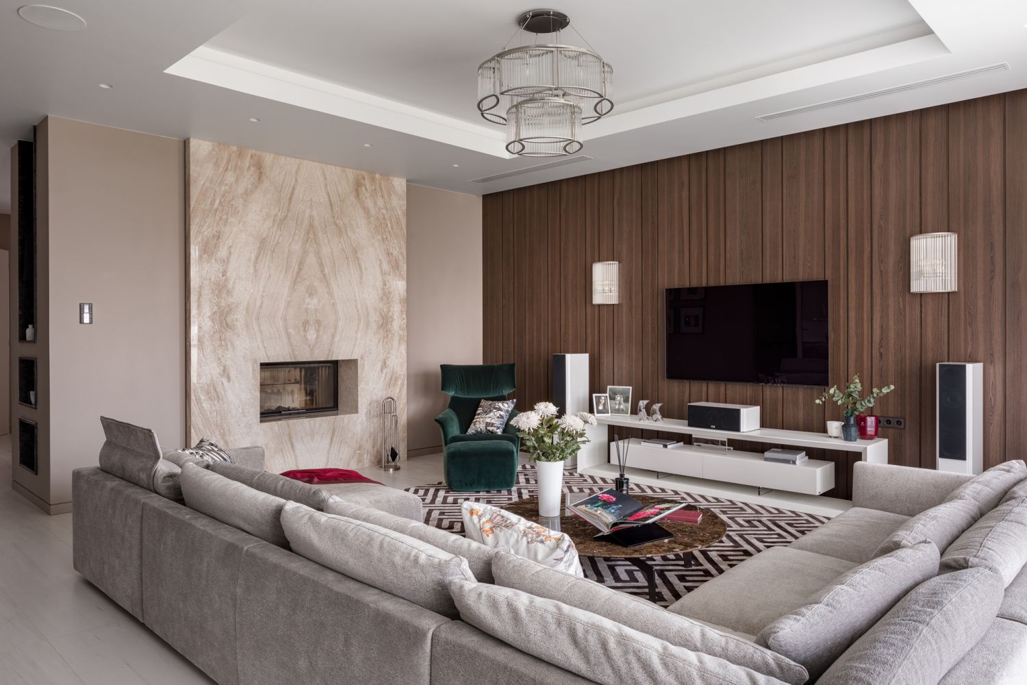 Designed for entertaining guests and cosy family evenings, the living area features the large Bristol sofa designed by Jean-Marie Massaud for Poliform