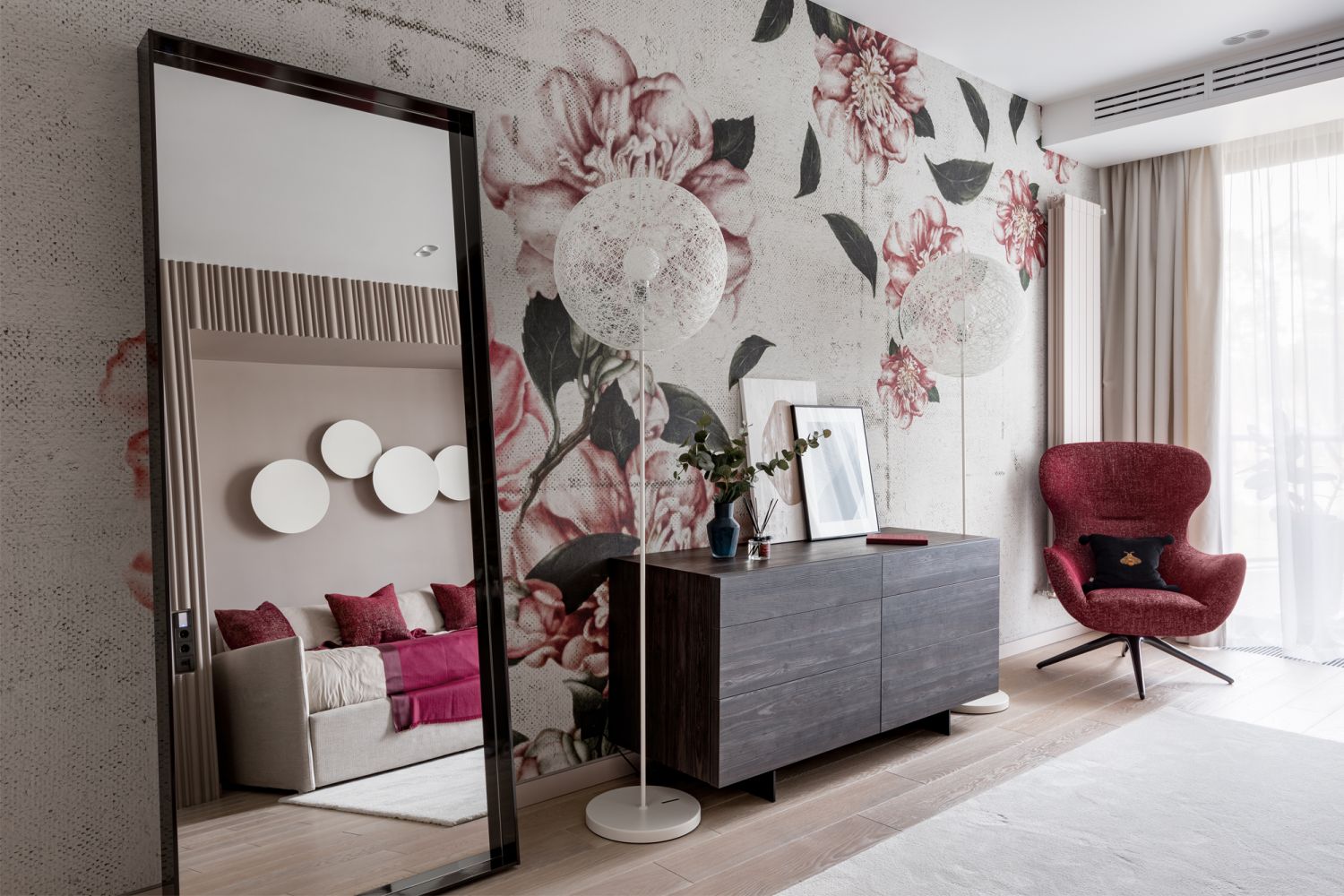 The floral Wall & Deco wallpaper in the daughter's room was selected for its timeless appeal