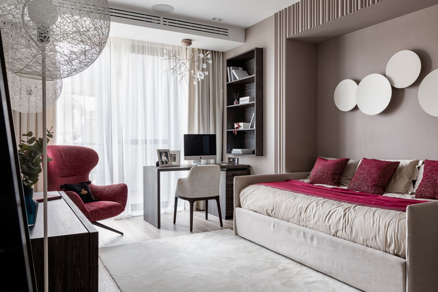 Intricate lighting pieces from Moooi add a decorative touch to the room