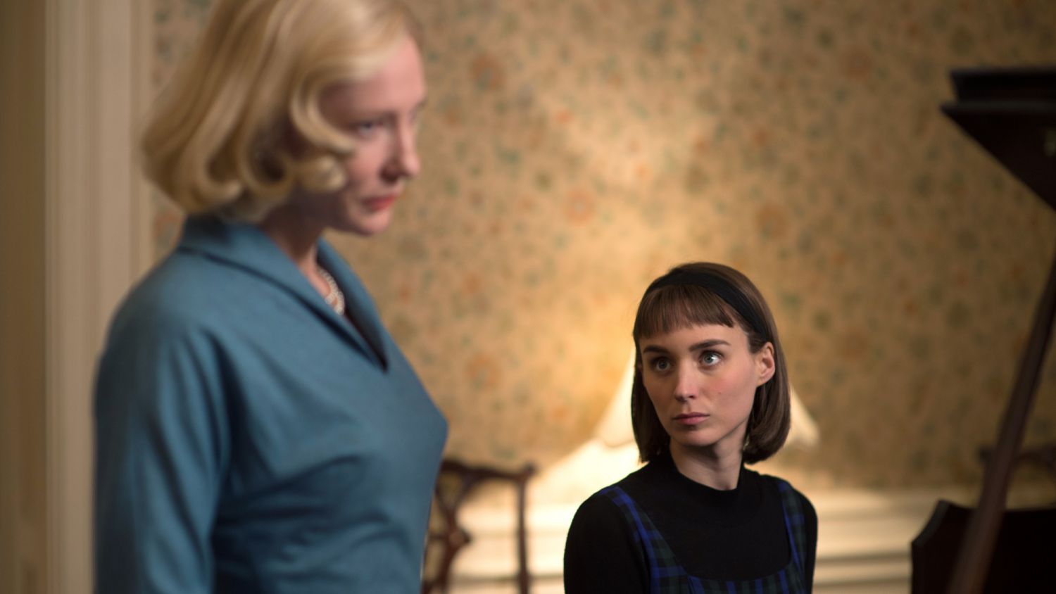 HANDOUT - Therese (Rooney Mara, r) und Carol (Cate Blanchett) in einer Szene des Films "Carol" (undatierte Filmszene). Foto: Wilson Webb/DCM/dpa (zu dpa "Carol' _ Die Geschichte hinter Patricia Highsmiths Roman" vom 15.12.2015 - ACHTUNG: Verwendung nur fÃ¼r redaktionelle Zwecke im Zusammenhang mit der Berichterstattung Ã¼ber den genannten Film und nur bei Urheber-Nennung Foto: Wilson Webb/DCM/dpa)