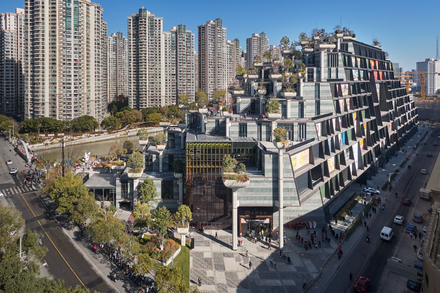 Thomas Heatherwick's 1,000 trees in Shanghai is based on a flexible nine-metre grid and arranged at a 45-degree angle to the river (Photography: Qingyan Zhu)