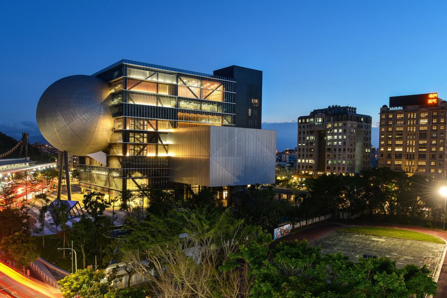 The Taipei Performing Arts Center casts a gentle glow on its surroundings during dusk (Image: OMA)