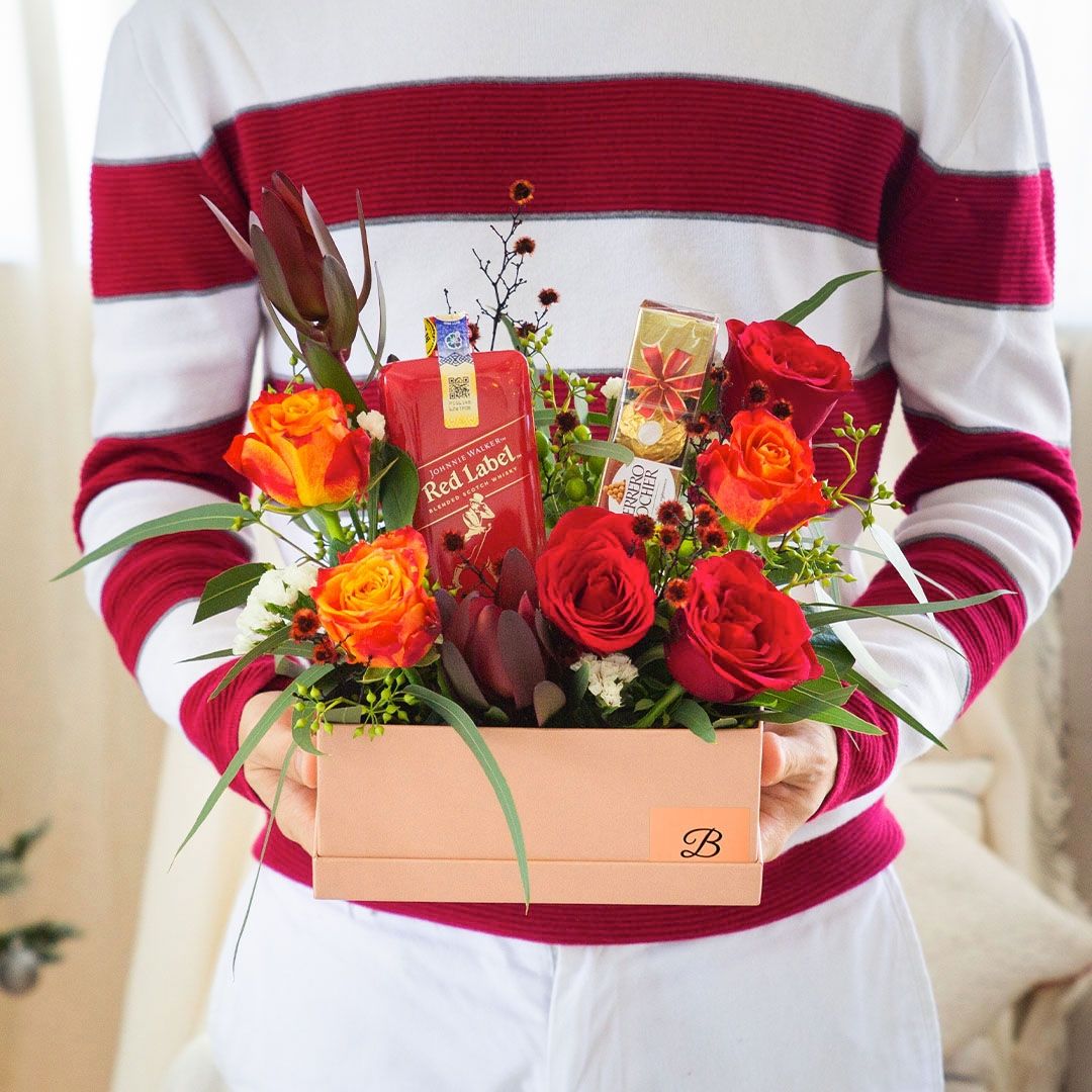 BloomThis' Harris Johnnie Walker Flower Gift Set (Photo: BloomThis)