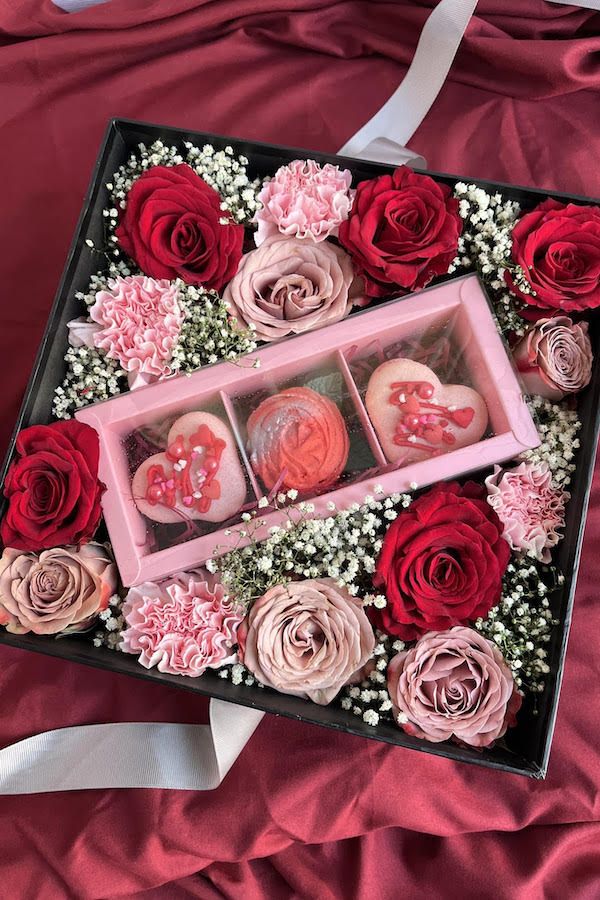 Valentine Flower Box (Photo: Macarons by Madeleine)
