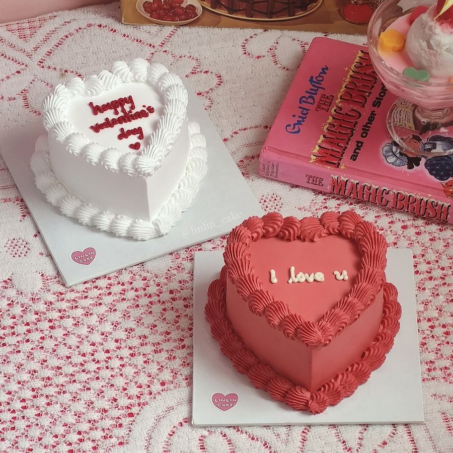 Classic Vintage Heartbeat, available in red or white (Photo: LinLin Cake Shop)