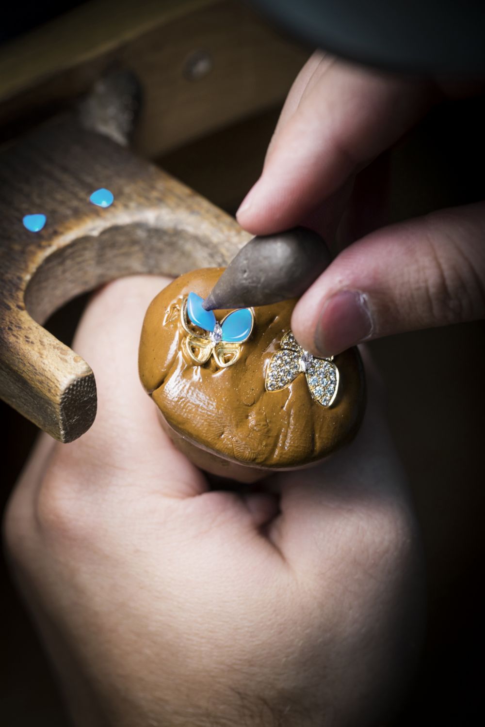 Positioning the turquoise. / Positionnement du turquoise