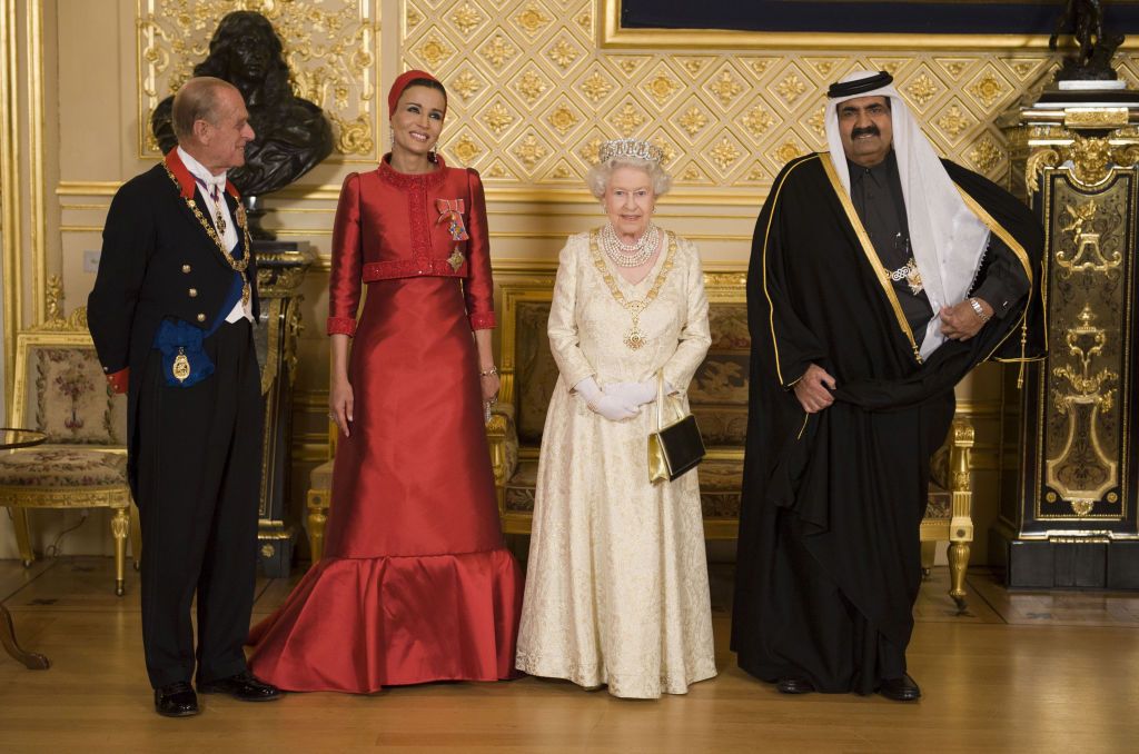 WINDSOR, ENGLAND - OCTOBER 26: Prince Philip, Duke of Edinburgh, Sheikha Mozah Bint Nasser Al Missned, Queen Elizabeth ll and the Emir of Qatar, Sheikh Hamad bin Khalifa Al-Thani attend a State Banquet at Windsor Castle on October 26, 2010 in Windsor, England. (Photo by Anwar Hussein/Getty Images)