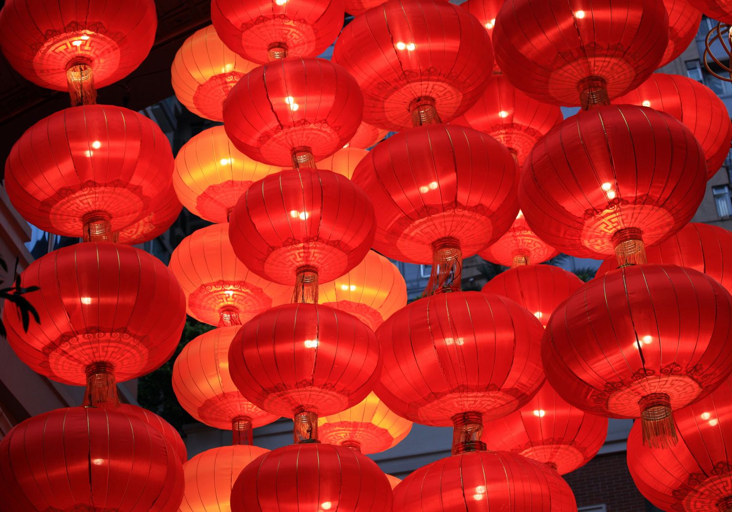 Lampions illuminés pour célébrer le début de l'année du Rat du Nouvel an Chinois dans le quartier de Wanchai le 26 janvier 2020, Hong Kong, Chine. (Photo by Olivier CHOUCHANA/Gamma-Rapho via Getty Images)