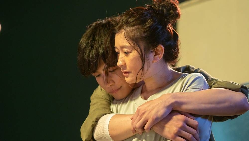 Netflix推出日劇《金魚妻》，篠原涼子飾演《金魚妻》中遭受到家庭暴力而缺乏安全感的妻子。。