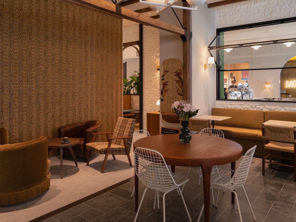 French Fold Palais Renaissance is dressed in warm and cosy tones