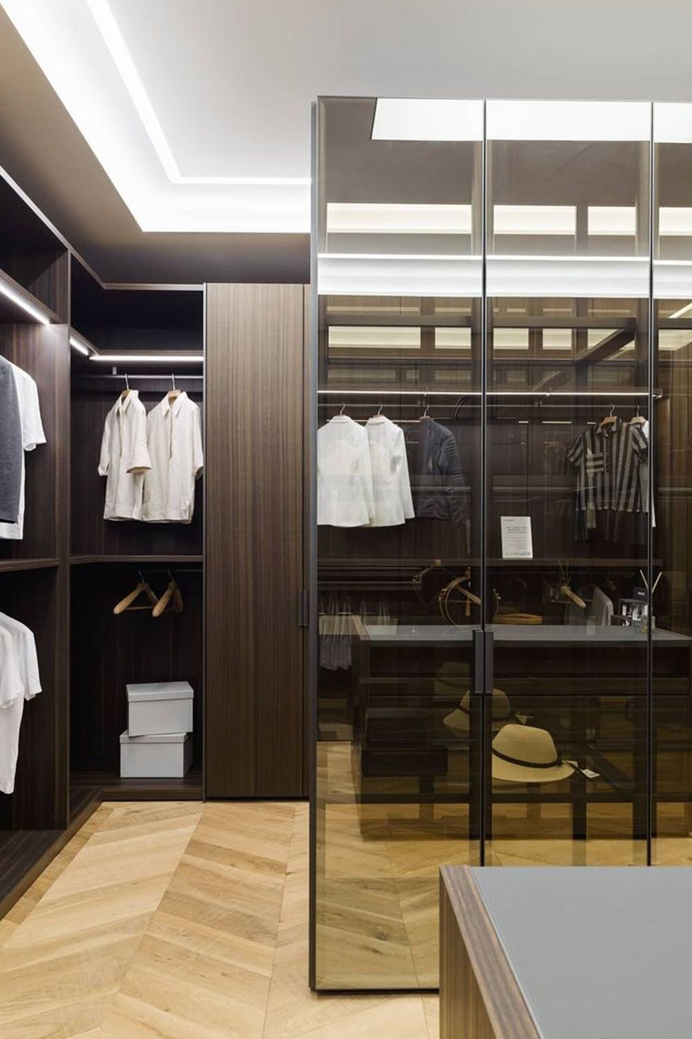 The master bedroom also features a generously-sized walk-in closet (Photo: @junwonkim270)