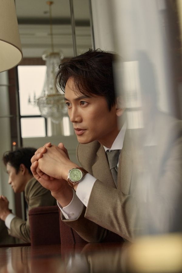 Ji Sung wearing the Breitling Premier B09 Chronograph (Photo: Courtesy of Breitling Korea)