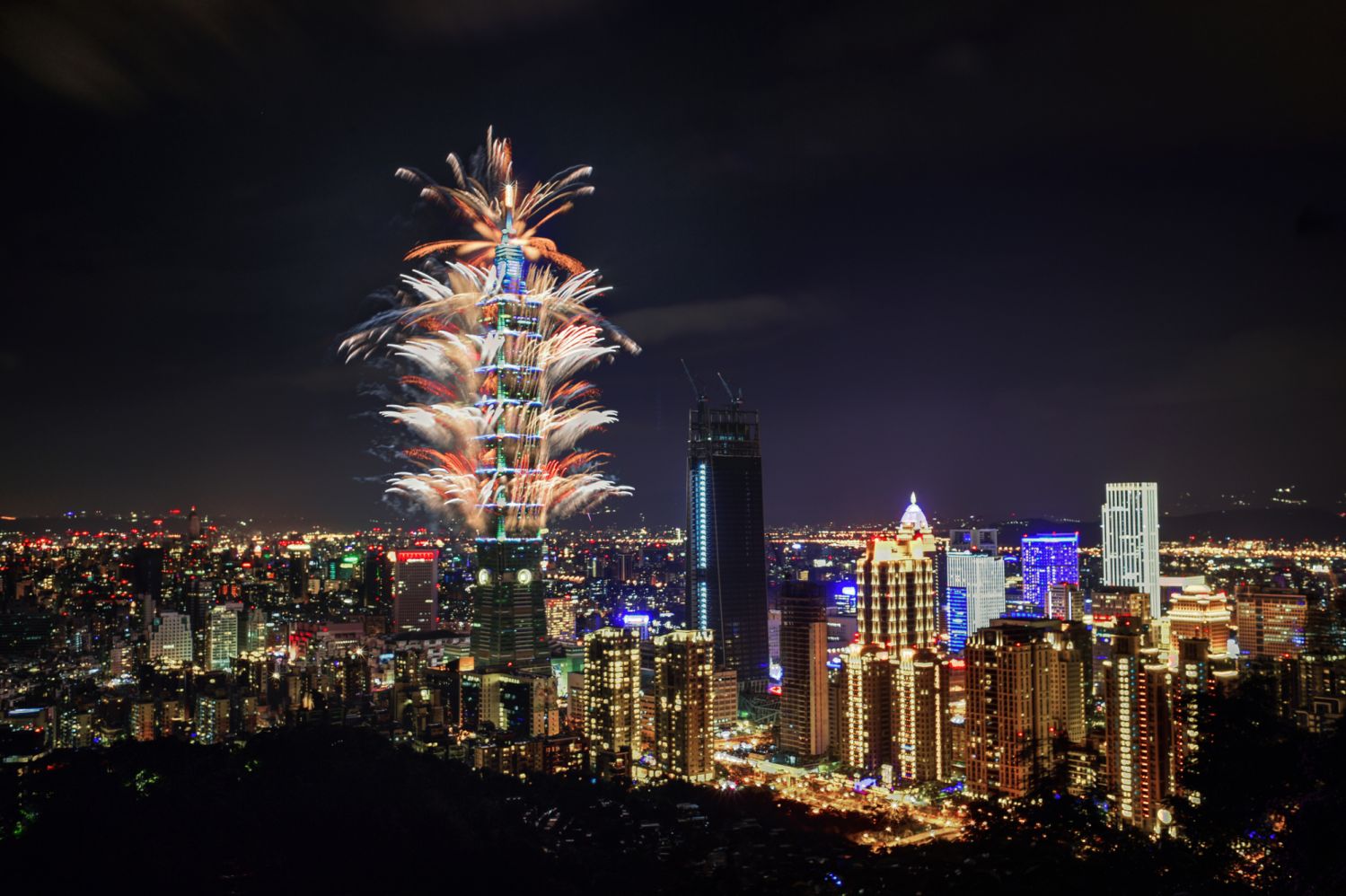 Taipei 101 is a landmark in Taiwan and the tallest building in Taiwan. In Xiangshan can watch the Taipei 101 sunset and night, New Year's Eve can also enjoy the beautiful fireworks.