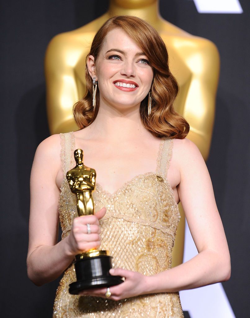 HOLLYWOOD, CA - FEBRUARY 26: Actress Emma Stone poses in the press room at the 89th annual Academy Awards at Hollywood & Highland Center on February 26, 2017 in Hollywood, California. (Photo by Jason LaVeris/FilmMagic)