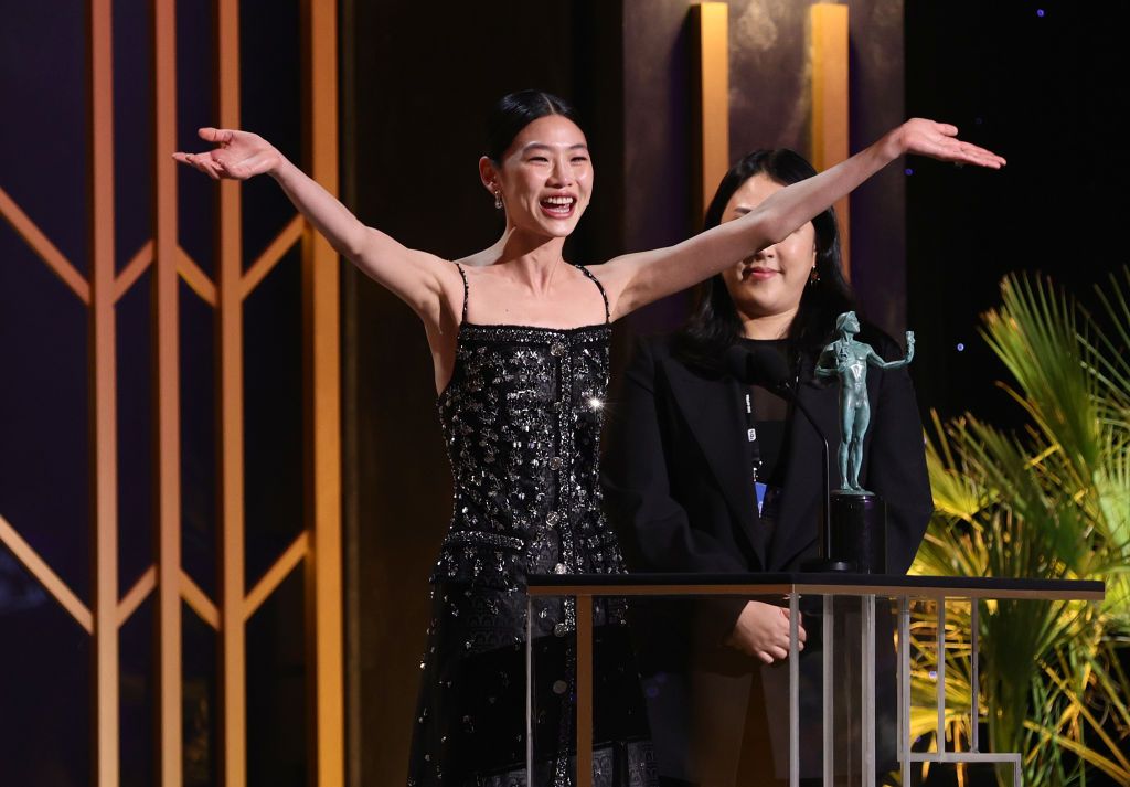 SANTA MONICA, CALIFORNIA - FEBRUARY 27: HoYeon Jung accepts the award for Female Actor in a Drama Series for 'Squid Game' onstage during the 28th Screen Actors Guild Awards at Barker Hangar on February 27, 2022 in Santa Monica, California. 1184596 (Photo by Dimitrios Kambouris/Getty Images for WarnerMedia)